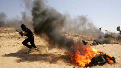 Palestinian militants from Islamic Jihad take part in an armed exercise in Gaza April 24, 2007. Hamas' armed wing declared a formal end on Tuesday to a five-month-old truce with Israel in the Gaza Strip and said the Jewish state was to blame.
